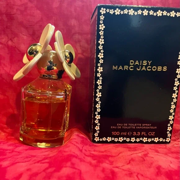 Marc Jacobs Daisy 3.3 fl. oz. (Slightly used) - Picture 2 of 3